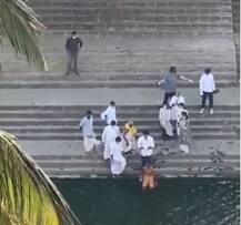 बेटे रणबीर कपूर ने की ऋषि कपूर की अस्थियां विसर्जित, देखें यादगार तस्वीरें