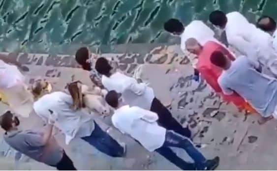 29 अप्रैल की देर रात अचानक तबीयत बिगड़ने के कारण परिवार वालों ने ऋषि कपूर को अस्पताल में भर्ती कराया था. अगले दिन 30 अप्रैल की सुबह ऋषि कपूर इस दुनिया को अलविदा कह दिया.