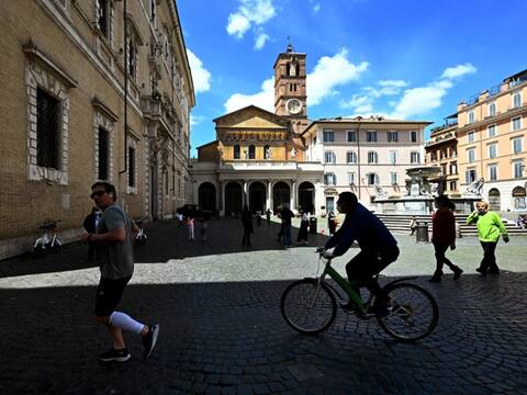 Coronavirus: दुनिया के कई देशों ने लॉकडाउन में ढील देना शुरू किया, रूस-ब्रिटेन में हालत अभी भी चिंताजनक Coronavirus: दुनिया के कई देशों ने लॉकडाउन में ढील देना शुरू किया, रूस-ब्रिटेन में हालत अभी भी चिंताजनक