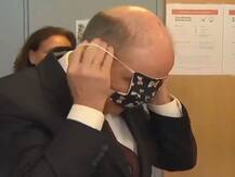 बेल्जियम के मंत्री का वीडियो वायरल, मास्क पहनने की कोशिश में बने मजाक के पात्र