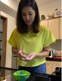 IN PICS: रसोई में काम करते हुए सनी लियोन के साथ हुआ कुछ ऐसा, उड़ गए पति डेनियल के होश