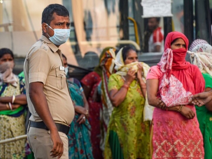 Sachchai Ka Sensex: Have policemen distributed money to laborers in Ratlam, Madhya Pradesh सच्चाई का सेंसेक्स: मध्य प्रदेश के रतलाम में सिपाही के नोट बांटने का सच क्या है?