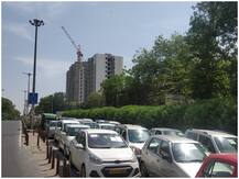 लॉकडाउन के थर्ड फेज में मिली रियायतों के बाद दिल्ली की सड़कों पर कई जगह दिखा ट्रैफिक जाम