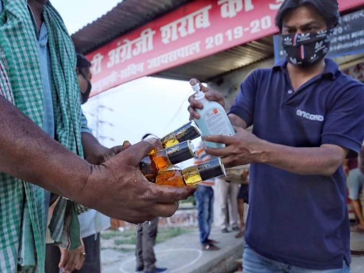 लॉकडाउन की बीच खुली शराब की दुकानें, सोशल डिस्टेंसिंग की घज्जियां उड़ी, कुछ जगहों पर पुलिस ने चलाई लाठी