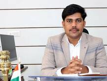 Success Story: जब हौसले हों बुलंद तो कोई भी चुनौती नहीं रोक सकती कदम, IAS रमेश घोलप की कहानी यही बताती है