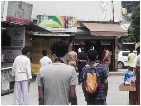 यूपी में शराब खरीदने की तय हुई सीमा, जानें-एक आदमी एक बार में कितनी शराब ले सकता है यूपी में शराब खरीदने की तय हुई सीमा, जानें-एक आदमी एक बार में कितनी शराब ले सकता है