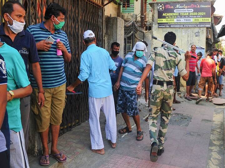 लगभग 40 दिन बाद देश के ज्यादातर हिस्सों में शराब की दुकानें फिर से खुलीं तो इनपर लोगों की भारी भीड़ दिखाई दी. हालांकि कुछ स्थानों पर सोशल डिस्टेंसिंग नियम का पालन नहीं होने की वजह से दुकानों को फिर से बंद कर दिया गया.