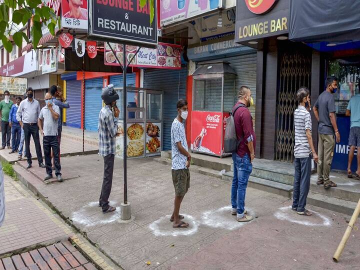 एक दुकान पर पहले ग्राहक का स्वागत फूलों की मालाओं से किया गया जबकि एक अन्य दुकान पर ग्राहक का स्वागत नारियल फोड़कर किया गया.