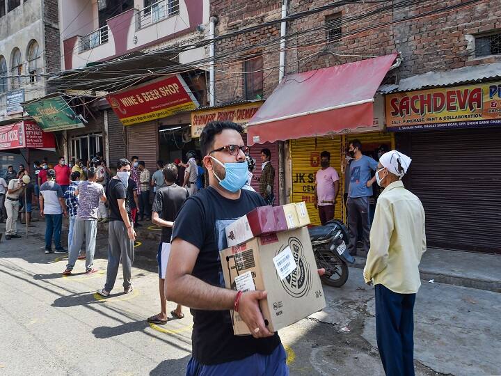 भारी भीड़ की वजह से दिल्ली, पश्चिम बंगाल, राजस्थान और आंध्र प्रदेश में कई हिस्सों में शराब की दुकानों को खोले जाने के कुछ मिनट बाद ही बंद करना पड़ा.