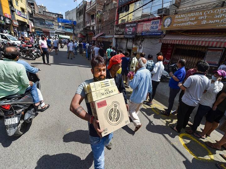 देश के कुछ स्थानों पर शराब की दुकानों पर सोशल डिस्टेंसिंग बनाए रखने के नियम का उल्लंघन भी किया गया.