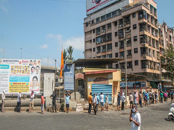 दिल्ली में शराब महंगी हो गई है. अरविंद केजरीवाल सरकार ने शराब की बिक्री पर 'स्पेशल कोरोना फ़ीस' लगा दी है. अब लोगों को शराब MRP से 70 फीसदी ज्यादा महंगी मिलेगी. आज सुबह से नई दरें लागू हो जाएंगी.