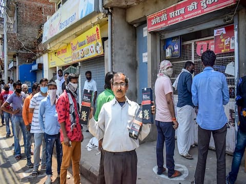 शराब के चक्कर में सोशल डिस्टेंसिंग की धज्जियां उड़ाते दिखे थे लोग, देखें तस्वीरें शराब के चक्कर में सोशल डिस्टेंसिंग की धज्जियां उड़ाते दिखे थे लोग, देखें तस्वीरें