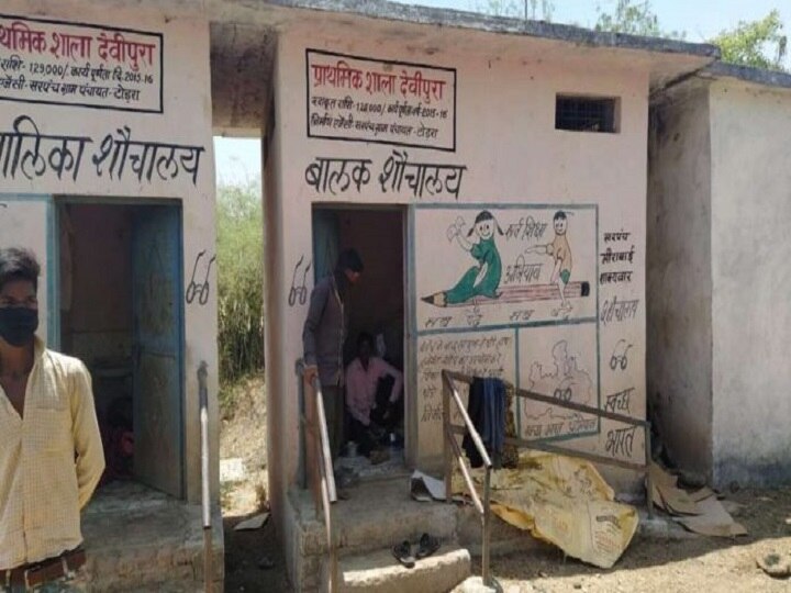 Sachchai Ka Sensex MP labourers quarantined in toilet सच्चाई का सेंसेक्स: शौचालय में बैठकर खाना खाने की एक तस्वीर वायरल, जानिए हकीकत