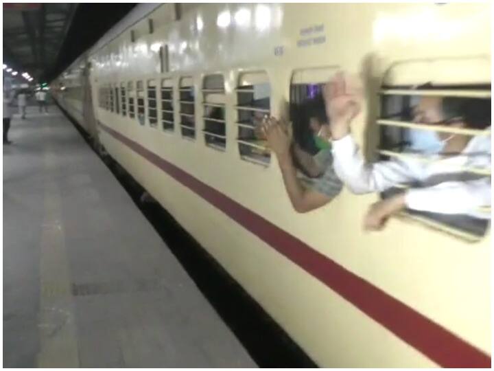 Lockdown: मुंबई से राजस्थान के लिए विशेष ट्रेन रवाना, मजदूरों की आंखों में खुशी के आंसू Lockdown Special train was sent from Mumbai to Rajasthan ANN Lockdown: मुंबई से राजस्थान के लिए विशेष ट्रेन रवाना, मजदूरों की आंखों में खुशी के आंसू