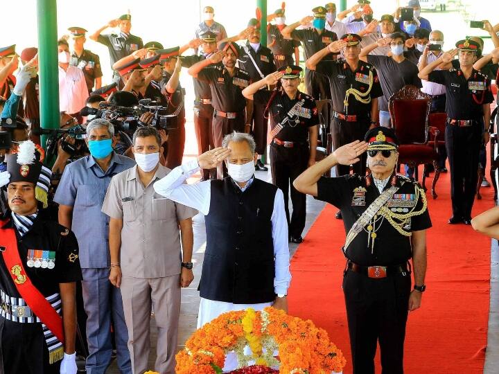 गहलोत और कलेर ने वहां मौजूद कर्नल शर्मा की पत्नी पल्लवी व अन्य परिवारजनों को ढांढस भी बंधाया. गहलोत ने शहीद की पत्नी, उनकी पुत्री व भाई से मिलकर उन्हें सांत्वना दी. 