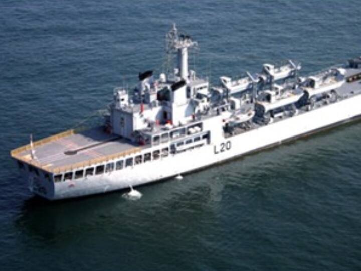 Indian Navy brings back about 4 thousand Indians from three countries durin this coronavirus pandemic समुद्र सेतुअभियान: भारतीय नौसेना तीन देशों से करीब चार हजार भारतीयों की वापस लेकर आई