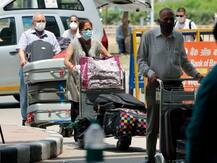 अब प्लेन में बोर्डिंग पास पर मोहर नहीं लगाएंगे CISF के जवान, पैसेंजर्स ले जा सकेंगे 350ML हैंड सैनिटाइजर