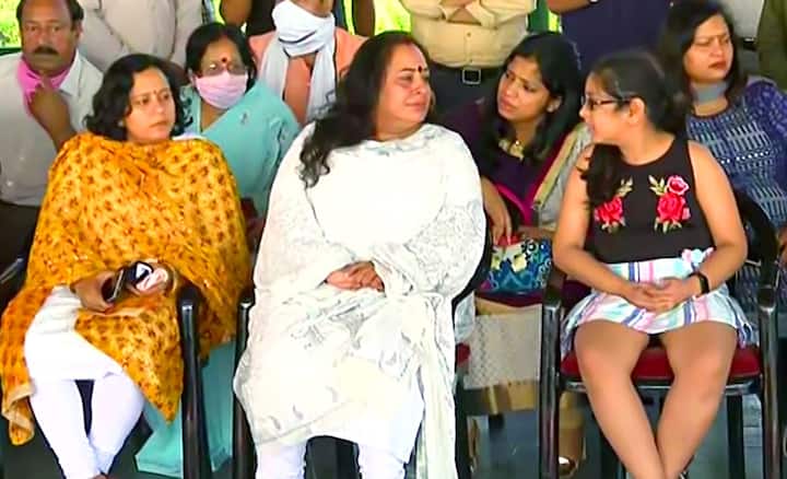 मुख्यमंत्री ने कर्नल आशुतोष की शहादत को नमन करते हुए कहा कि राजस्थान वीरों की धरती है. उन्होंने कहा कि कर्नल आशुतोष ने आंतकवादियों से मुकाबला करते हुए शहीद होकर देश को गौरवान्वित किया है. हम सभी को उनकी शहादत पर नाज है.