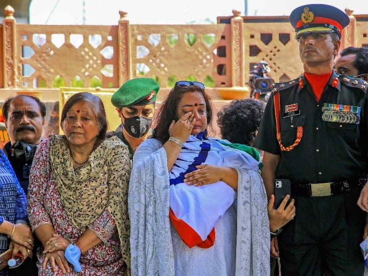 उत्तरी कश्मीर में आतंकवादियों के साथ लोहा लेते हुए शहीद हुए कर्नल आशुतोष शर्मा का जयपुर में पूरे सैन्य सम्मान के साथ अंतिम संस्कार किया गया. दोस्तों के बीच टाइगर के नाम से पुकारे जाने वाले कर्नल शर्मा की पत्नी पल्लवी और उनके भाई ने चिता को मुखाग्नि दी. पुरानी चुंगी श्मशान घाट में इस अवसर पर शहीद के परिजनों के साथ साथ सैन्य अधिकारी मौजूद थे.