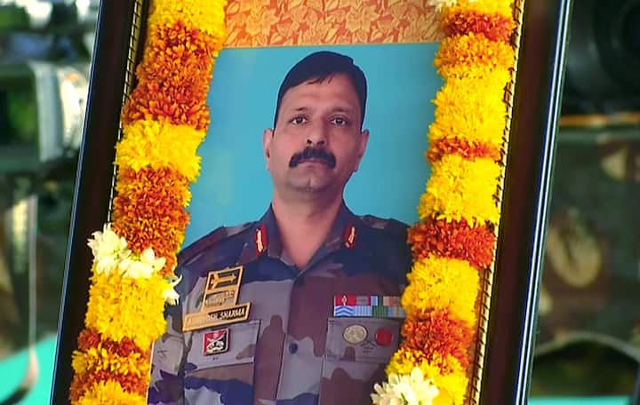 21वीं राष्ट्रीय राइफल्स के कमांडिंग अफसर कर्नल शर्मा उत्तरी कश्मीर में हंदवाड़ा क्षेत्र के एक गांव में आतंकवादियों के साथ मुठभेड़ में शहीद हो गए थे. उनके साथ मेजर अनुज सूद समेत चार अन्य जवानों ने भी देश की सुरक्षा के लिए जान दे दी.