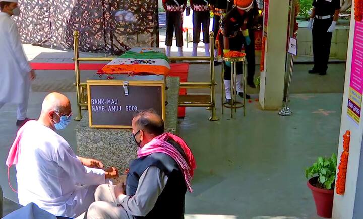 अंतिम संस्कार से पहले, शहीद मेजर के पार्थिव शरीर पर सेना के सेवारत और सेवानिवृत्त अधिकारियों ने पुष्पांजलि अर्पित की. एंटी टेरिरिज्म फ्रंट ऑफ इंडिया के अध्यक्ष वीरेश शांडिल्य ने मेजर को पुष्पांजलि अर्पित करते हुए