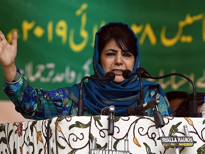 Mehbooba Mufti detention under PSA extended by 3 months महबूबा मुफ्ती के खिलाफ लगा PSA तीन महीने और बढ़ा, दो और नेताओं की नजरबंदी बढ़ाई गई