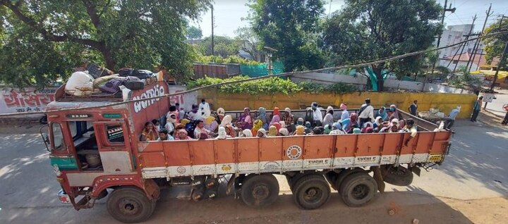 labours spending thousands of rupees in private vehicles returning to MP's workers ann ट्रेन नहीं निजी वाहनों में हजारों रूपये खर्च कर लौट रहे हैं एमपी के मजदूर