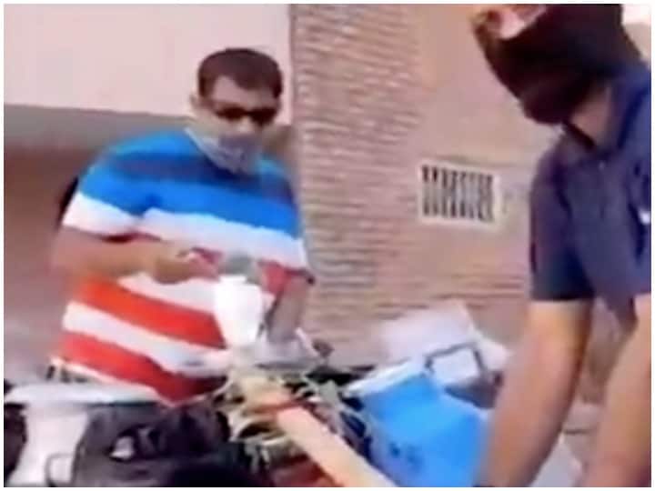 जोधपुर: सोशल डिस्टेंसिंग के लिए अच्छी पहल, दूध विक्रेता ने बनाई 'मिल्क गन' Rajasthan Milk seller makes milk gun ANN जोधपुर: सोशल डिस्टेंसिंग के लिए अच्छी पहल, दूध विक्रेता ने बनाई 'मिल्क गन'