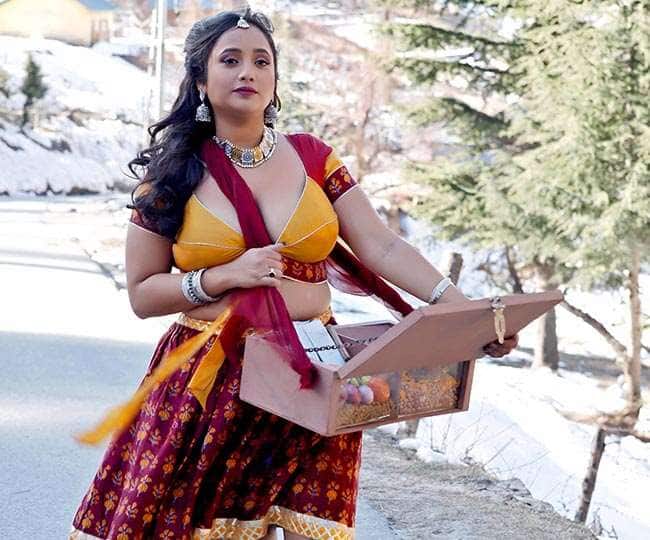 आपको बता दें कि रानी चटर्जी फैंस के बीच अपनी बोल्डनेस के लिए खासा मशहूर हैं. रानी फिल्मों और गानों में भी एक से एक बोल्ड सीन फिल्माने में गुरेज नहीं करती.