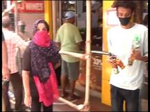 महाराष्ट्र: शराब की दुकान पर बढ़ती महिलाओं की भीड़ काबू करने के लिए तैनात की गई महिला बाउंसर