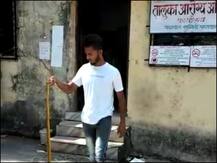 महाराष्ट्र: कोरोना वायरस से जंग के बीच चिकित्सा अधिकारी के दफ्तर में घुसा 6 फीट लंबा सांप, कर्मचारियों में मचा हड़कंप