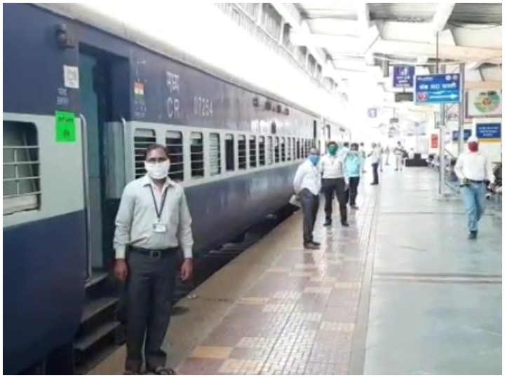 Maharashtra Train departs from Shirdi for 1251 pilgrims and migrants ANN महाराष्ट्र: लॉकडाउन के बीच 1251 श्रद्धालुओं और प्रवासियों को लेकर शिरडी से रवाना हुई ट्रेन