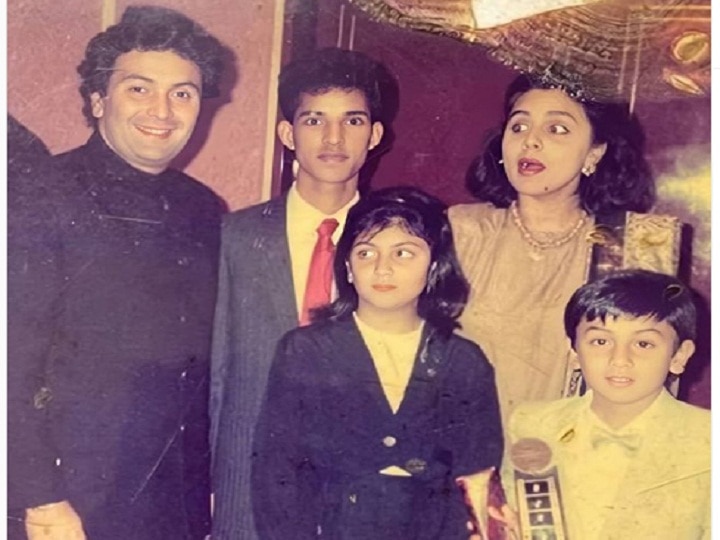 Rishi kapoor neetu kapoor ranbir kapoor and riddhima kapoor family photo goes viral on social media ऋषि कपूर की फैमिली फोटो सोशल मीडिया पर हो रही वायरल, हाथ में ट्रॉफी लिए नजर आए रणबीर