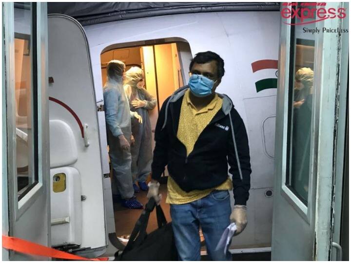 Lockdown: संयुक्त अरब अमीरात से 363 भारतीयों को लेकर केरल पहुंचे एअर इंडिया के दो विमान Lockdown: Two Air India planes to Kerala carrying 363 Indians from UAE Lockdown: संयुक्त अरब अमीरात से 363 भारतीयों को लेकर केरल पहुंचे एअर इंडिया के दो विमान