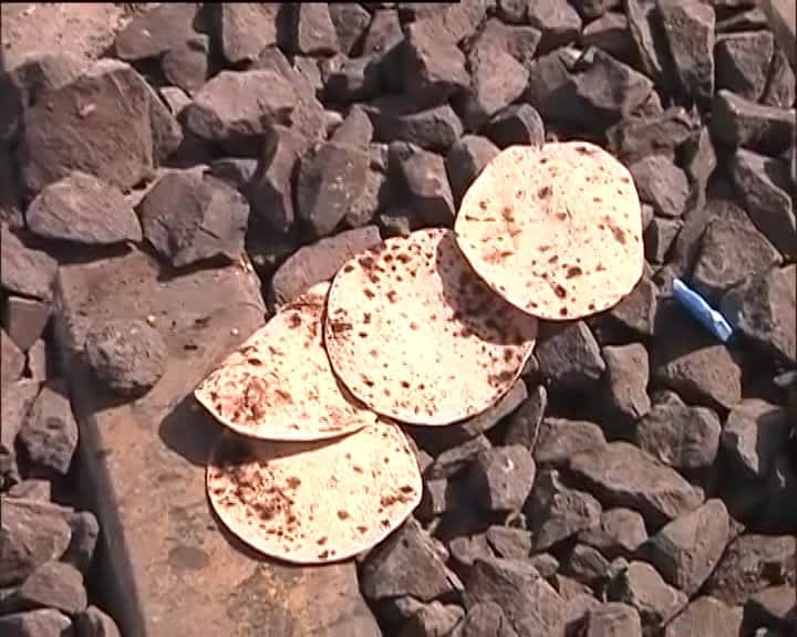 इस तस्वीर में आप हादसे के बाद बिखरी मददूरों की रोटियां देख सकते हैं.