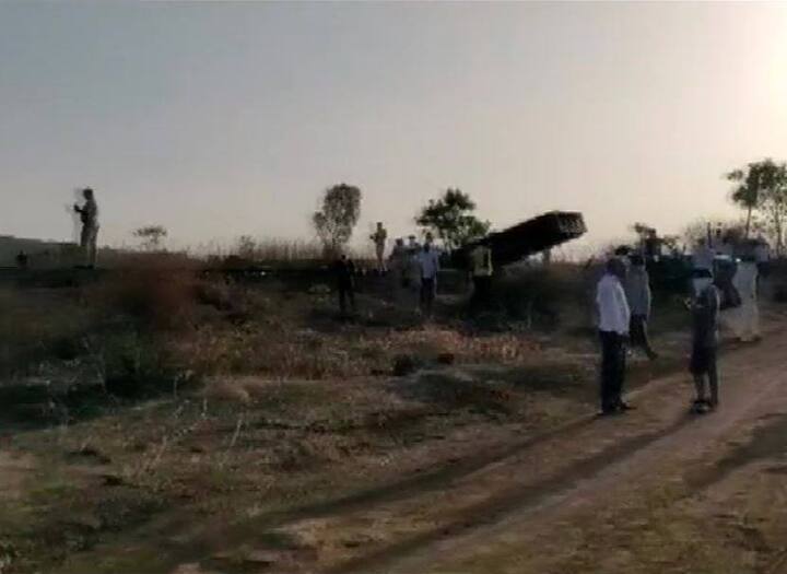 बताया जा रहा है कि मजदूर रेल की पटरियों के किनारे चल रहे थे और थकान के कारण पटरियों पर ही सो गए थे. जालना से आ रही मालगाड़ी पटरियों पर सो रहे इन मजदूरों पर चढ़ गई.