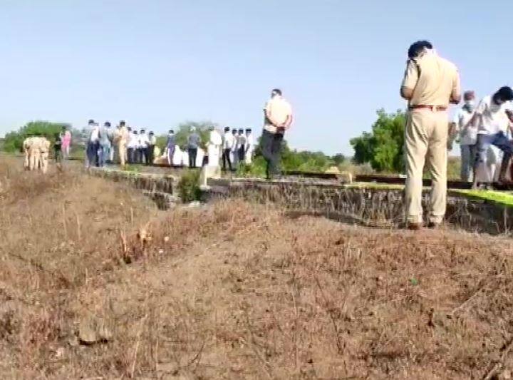 खबरों के मुताबिक जालना की फैक्ट्री में काम करने वाले मजदूर जालना से भूसावल जा रहे थे. मजदूरों को उम्मीद थी कि वहां से छतीसगढ़ जा पाएंगे.