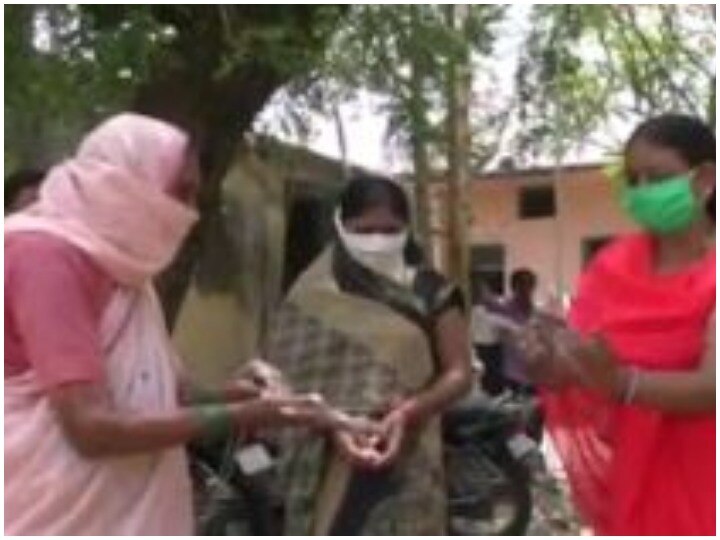 Maharashtra: Women Gulabi gang of Beed district waged war against Corona, making people aware ANN महाराष्ट्र: बीड़ जिले की महिला गुलाबी गैंग ने कोरोना के खिलाफ छेड़ी जंग, लोगों को कर रही हैं जागरूक