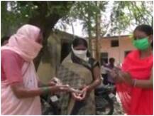 महाराष्ट्र: बीड़ जिले की महिला गुलाबी गैंग ने कोरोना के खिलाफ छेड़ी जंग, लोगों को कर रही हैं जागरूक