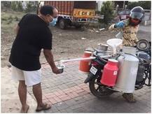 Viral Photo: सोशल डिस्टेंसिंग का पालन करने के लिए दूध वाले ने किया ये 'जुगाड़', खूब हो रही तारीफ
