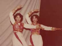 बहन के साथ स्टेज परफॉर्मेंस देते माधुरी दीक्षित ने शेयर की खूबसूरत तस्वीर, दोनों दिखती हैं एक जैसी