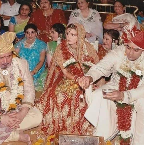 इस तस्वीर में आप ऋषि कपूर को बेटी का कन्यादान करते देख सकते हैं. इसके साथ ही पीछे नीले रंग की साड़ी में श्वेता बच्चन भी दिखाई दे रही हैं. साथ ही ऋषि कपूर की मां कृष्णा राज कपूर भी पोती की शादी में बेहद खूबसूरत अंदाज में दिखाई दीं. 