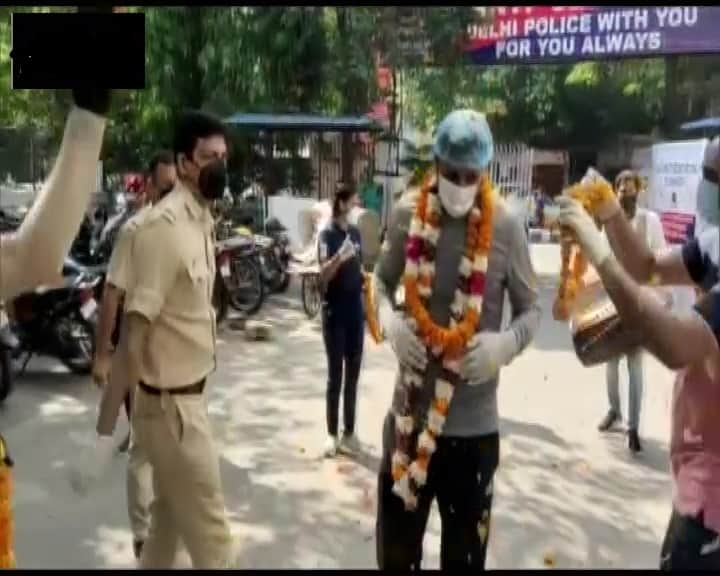 कोरोना से जंग जीतकर जब पुलिस स्टेशन पहुंचा हेड कॉन्टेबल, माला पहनाकर गर्मजोशी से हुआ स्वागत