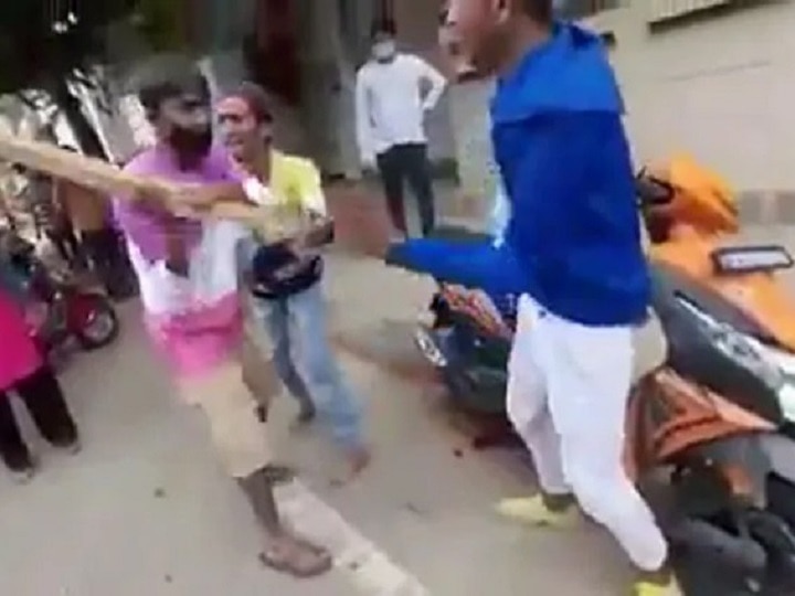 Bengaluru policeman shown in video 2 bike stunts abusing and kicking बेंगलुरू: स्टंट करने वाले दो बाइक सवारों को पुलिस ने बुरी तरह पीटा, लात भी मारी
