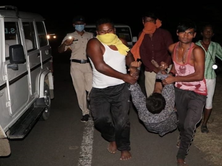 Madhya Pradesh: 5 dead, 13 injured after truck overturns in Narsinghpur हैदराबाद से यूपी लौट रहे पांच मजदूरों के साथ MP के नरसिंहपुर में दर्दनाक हादसा, ट्रक पलटने से गई जान