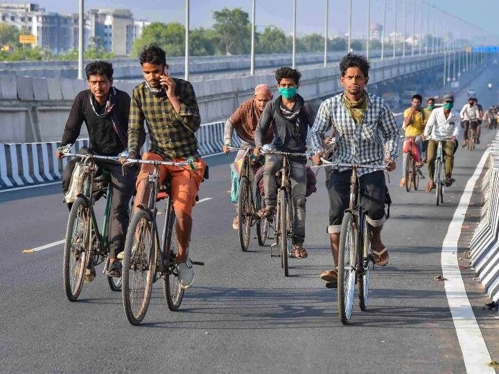 कुछ मजदूर अपने घर पहुंचने के जिद में साइकिल से ही मीलों का सफर तय कर रहे हैं.