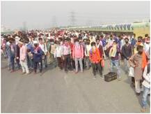 तस्वीरें: हालात से मजबूर मजदूरों का पलायन जारी, कहा- 'पैसे नहीं बचे, खाना खाने की बड़ी समस्या'