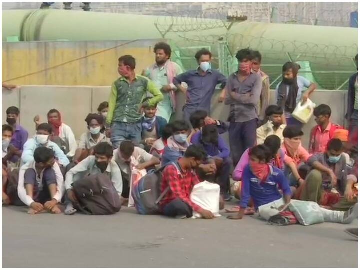 घर लौटने की चाह में मजदूर अपने घरों के लिए पैदल ही निकल पड़े हैं.