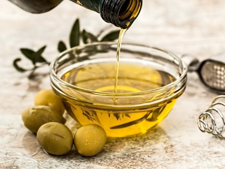 Health Tips Who Makes Your Kitchen More Healthy Olive Oil Or Vegetable Oil Health Tips: खाना बनाते वक़्त किस तेल के इस्तेमाल से होगा ज़बरदस्त फायदा, जानें