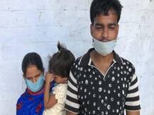 उत्तर प्रदेश: मदर्स डे पर दिखा मां का हौसला, बच्ची को कंधे पर बैठाकर इंदौर से अमेठी पहुंची महिला